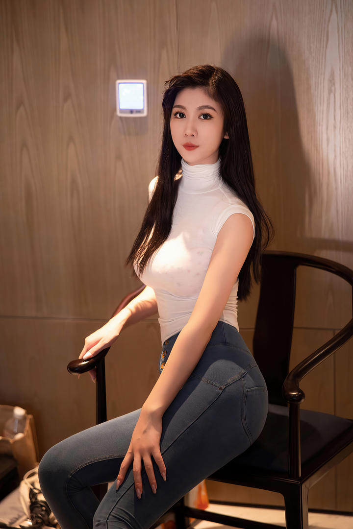 坐在太师椅上的极品性感牛仔裤美女李雅柔高清图片