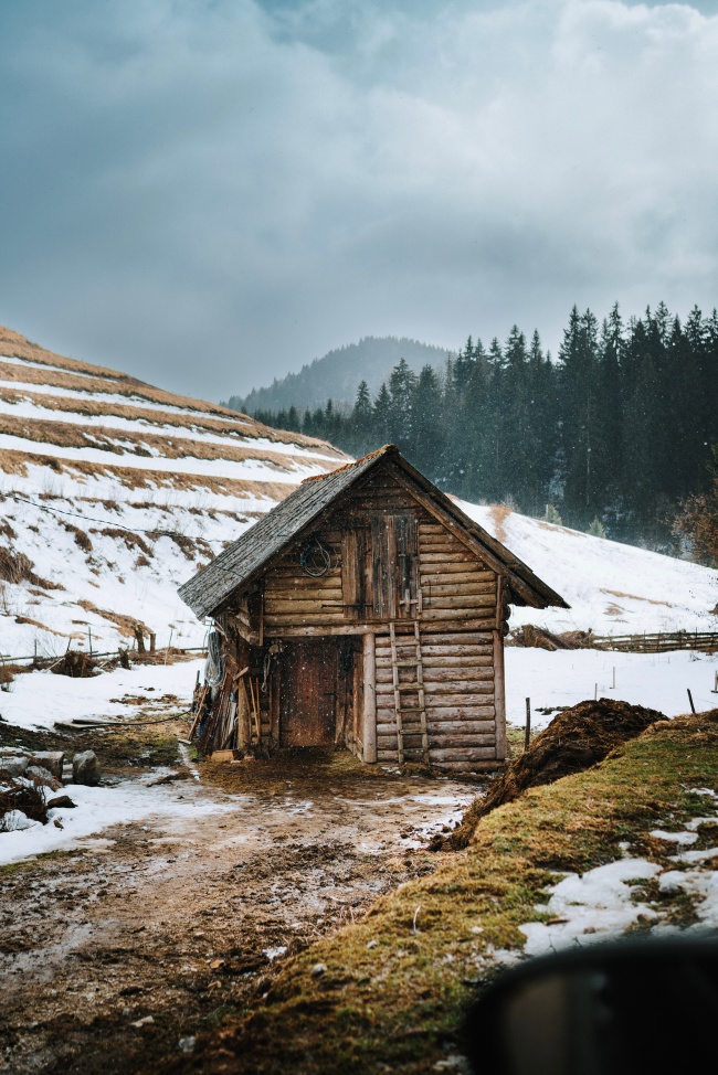 冬去春来雪山小木屋图片