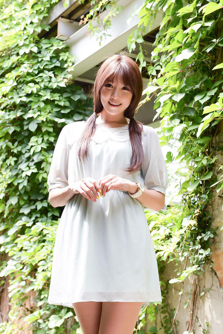 高清韩国户外清纯女星李恩慧图片