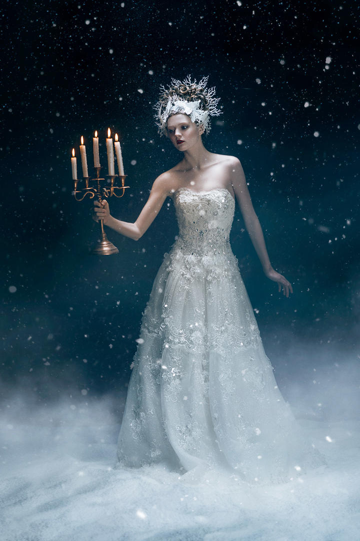 手拿蜡烛的国外气质美女人像艺术摄影图片