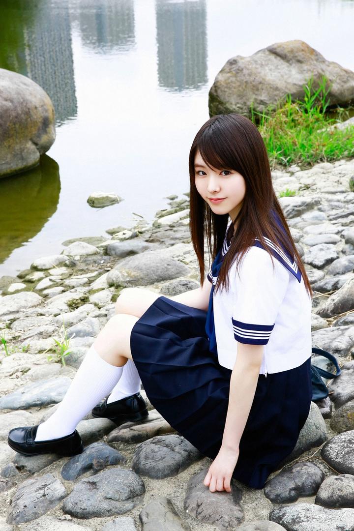 坐在湖边的日本JK制服美女学生摄影图片