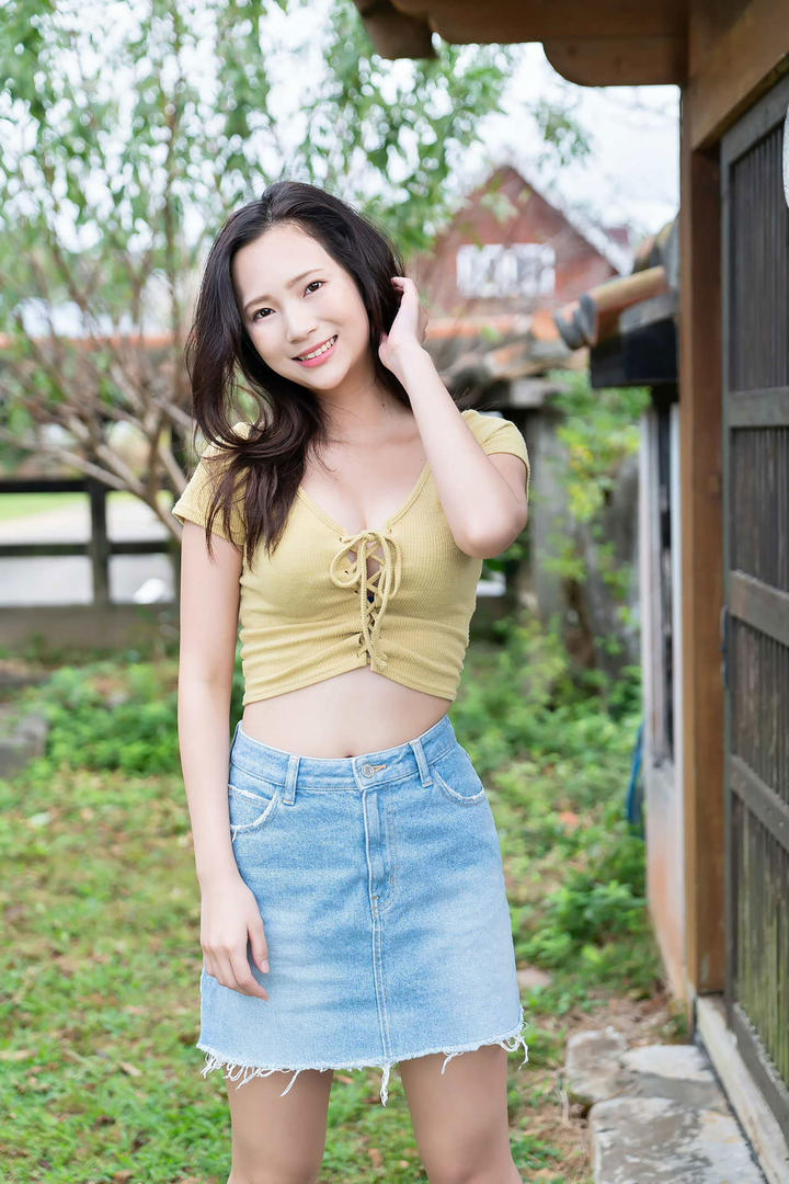 牛仔裤短裙美女图片