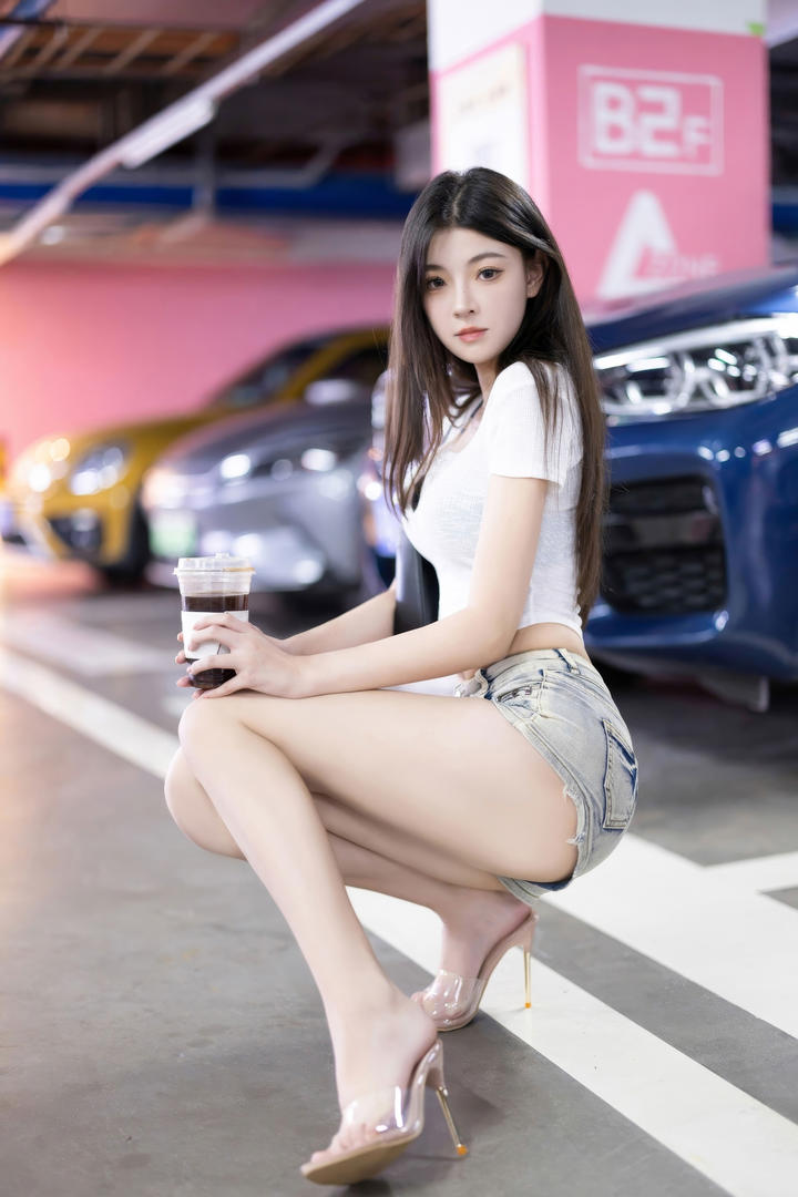 手捧奶茶的大长腿美女车模亚洲高清套图