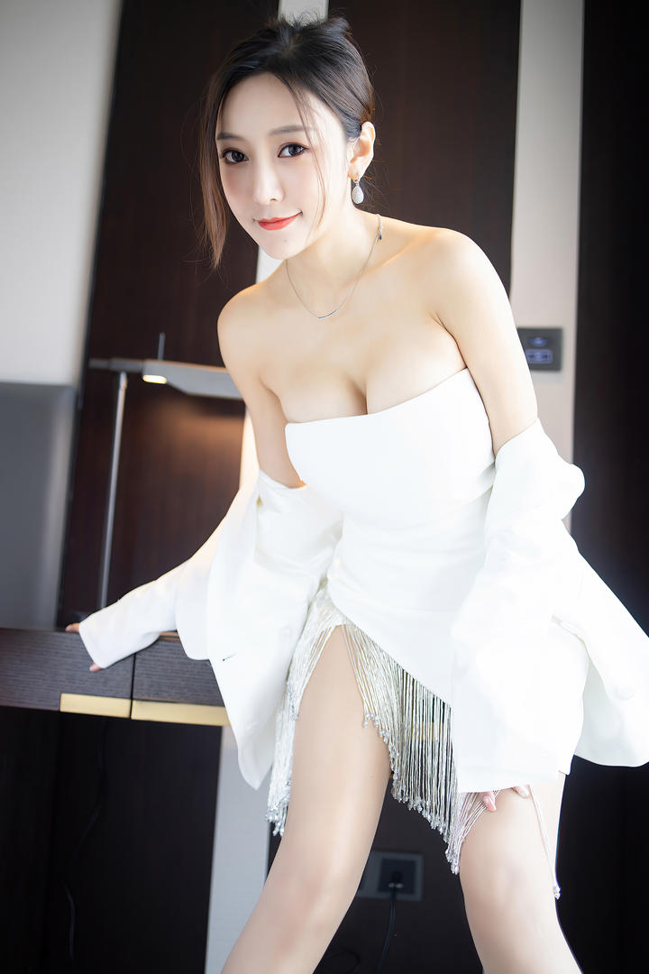 穿白色超短裙的国模气质美女王馨瑶大胆私密写真集下载