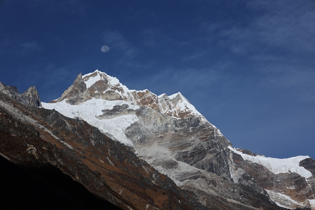 冬季蓝天雪域高山山脉风景摄影图片