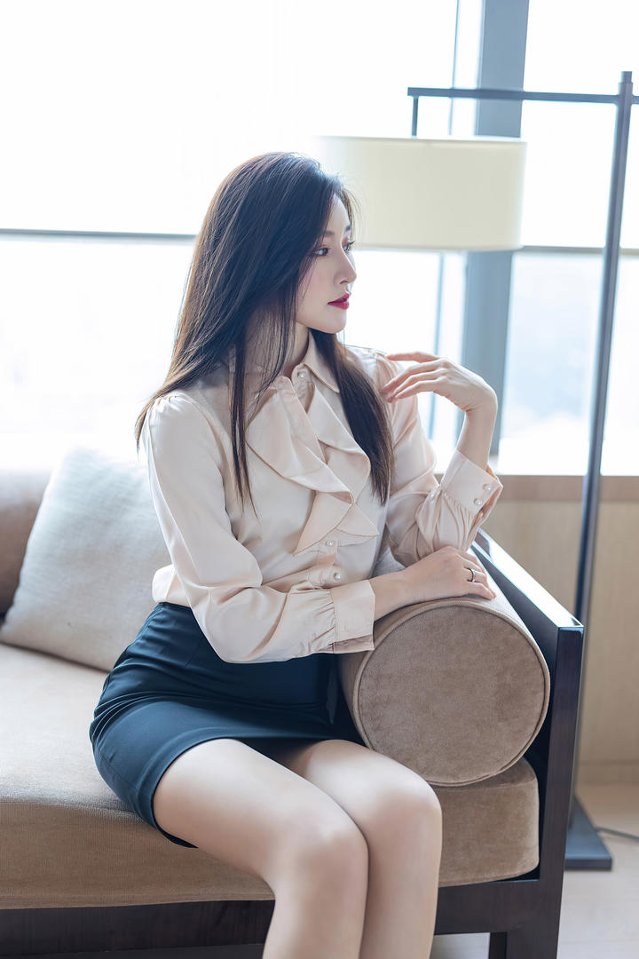 偷拍穿职业装的极品气质美女图片