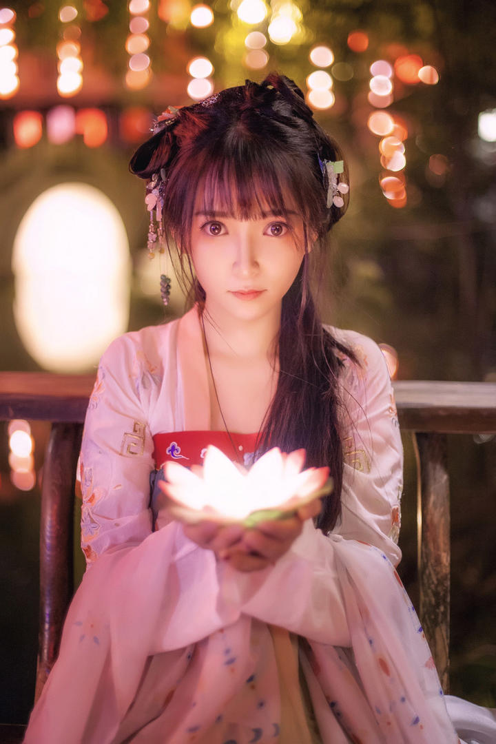 捧着花朵的清纯古装美女写真图片