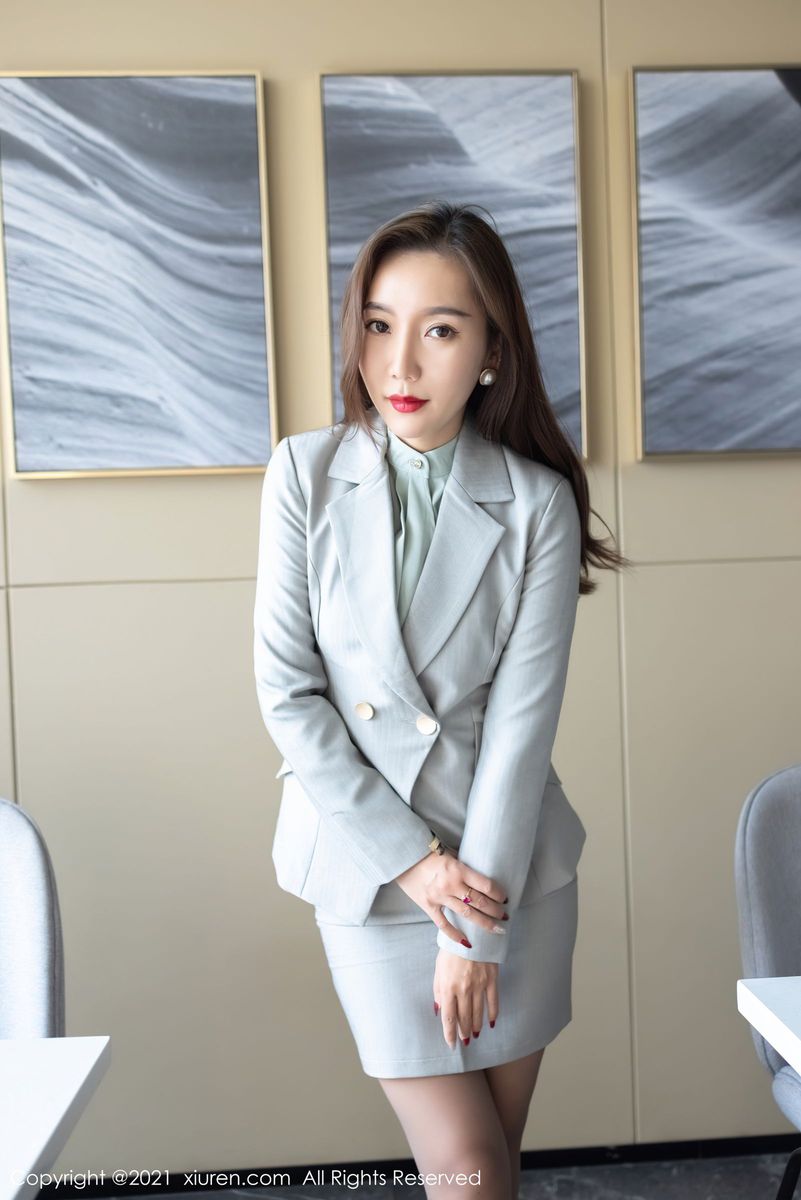 秀人网性感女神艾静香丝袜美腿+职场OL丰腴娇躯系列写真