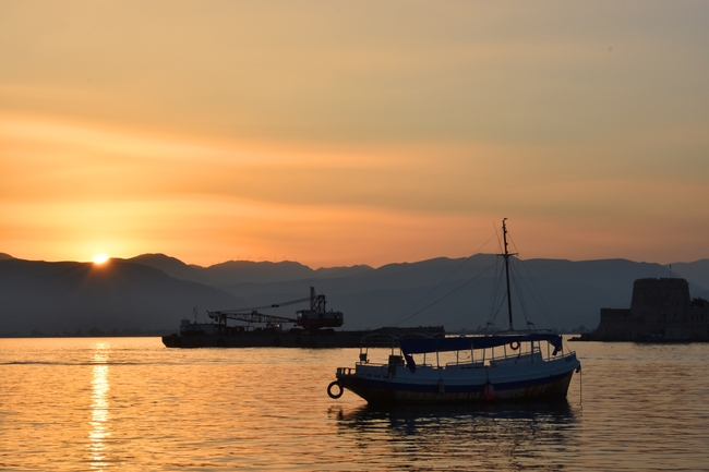 夏日黄昏湖泊船舶剪影图片