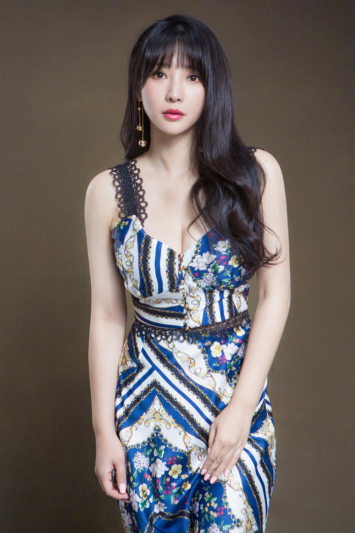 穿着长裙的美女明星柳岩图片