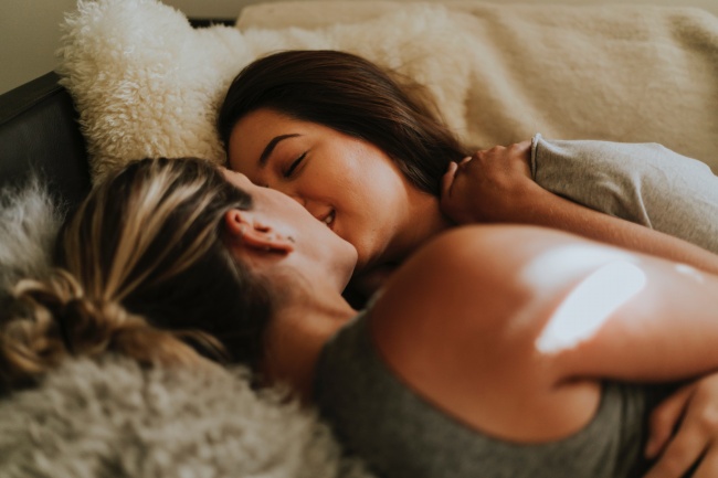 女闺蜜床上接吻图片