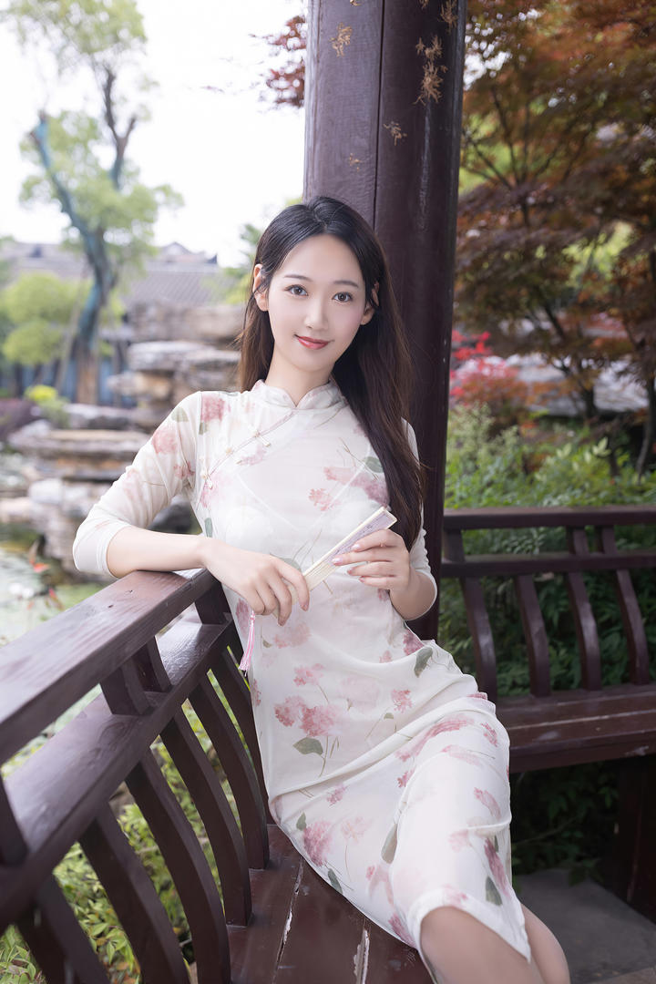 穿旗袍的性感撩人美女唐安琪户外高清写真图片