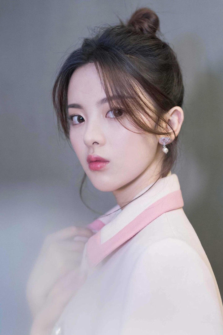 高清美女明星杨超越特写