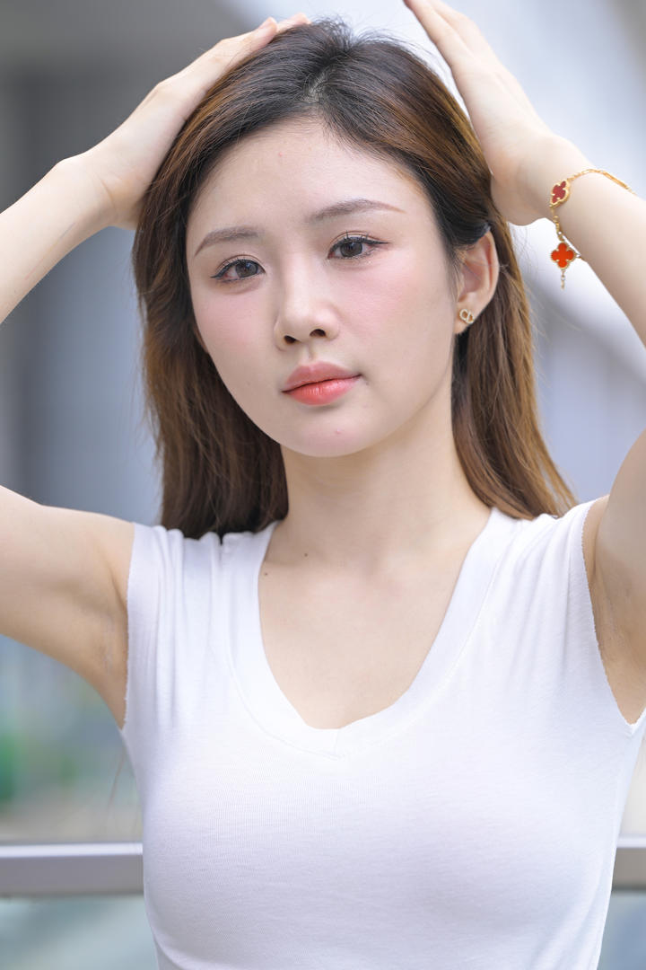 性感饱满大胸美女模特国产街拍图片