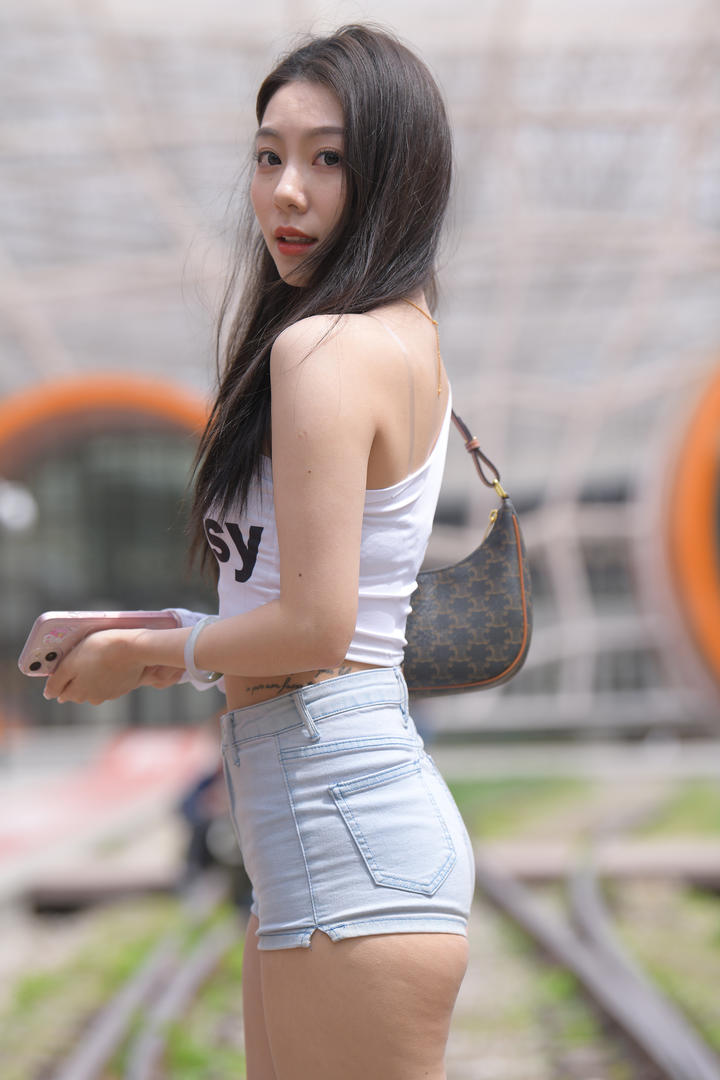 时尚性感的紧身牛仔短裤美女模特街拍美女图片