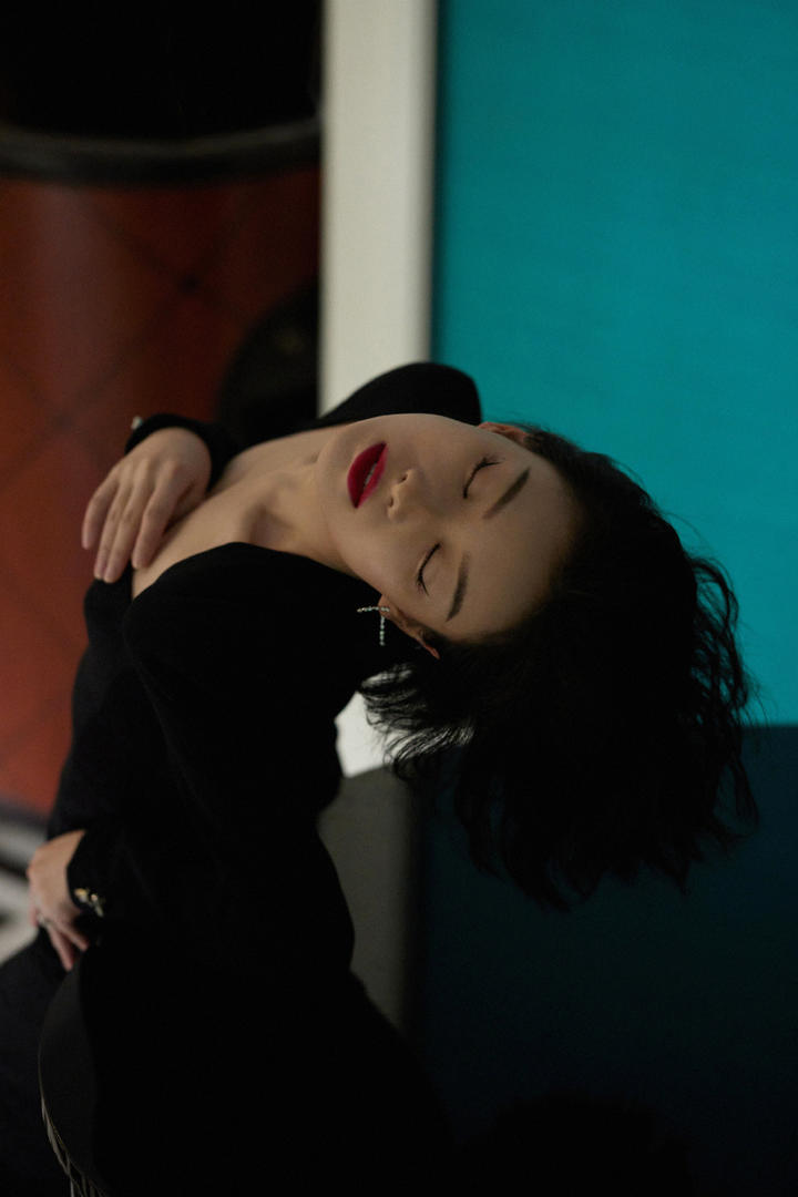 倪妮红唇短发性感写真图片