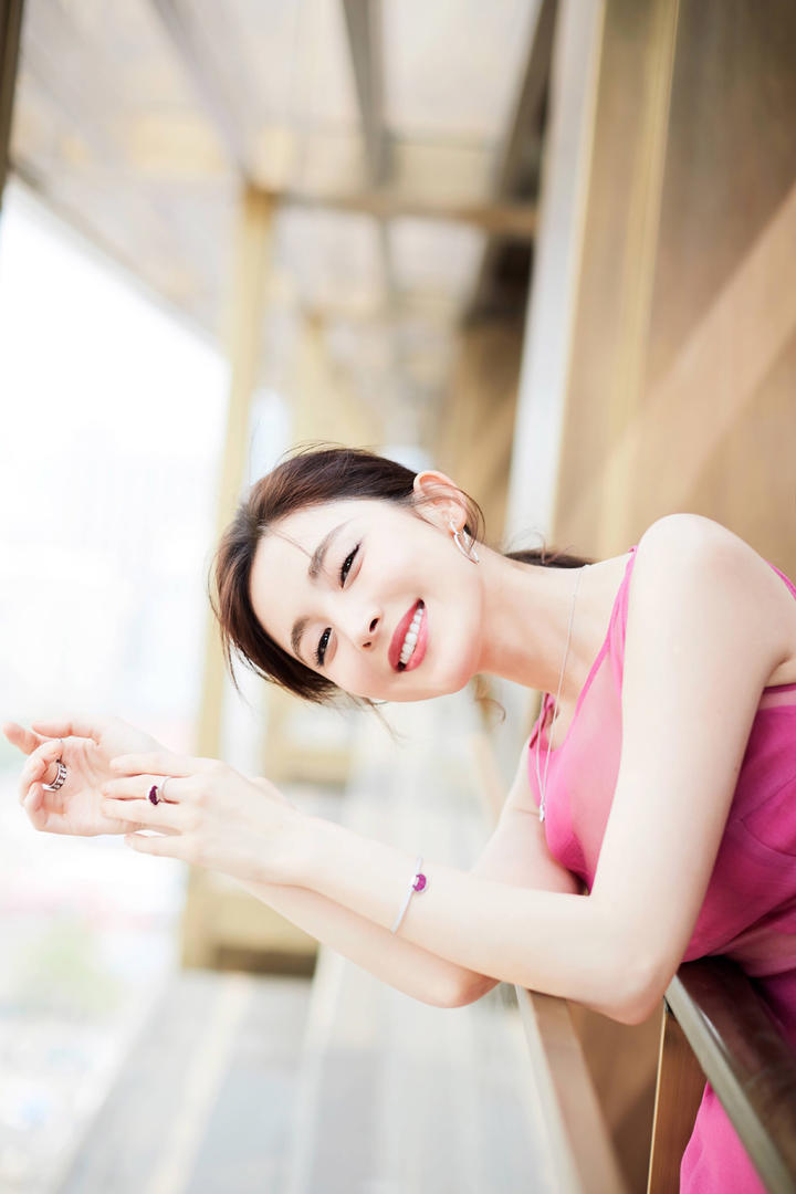 趴在栏杆上的靓丽女明星古力娜扎图片大全