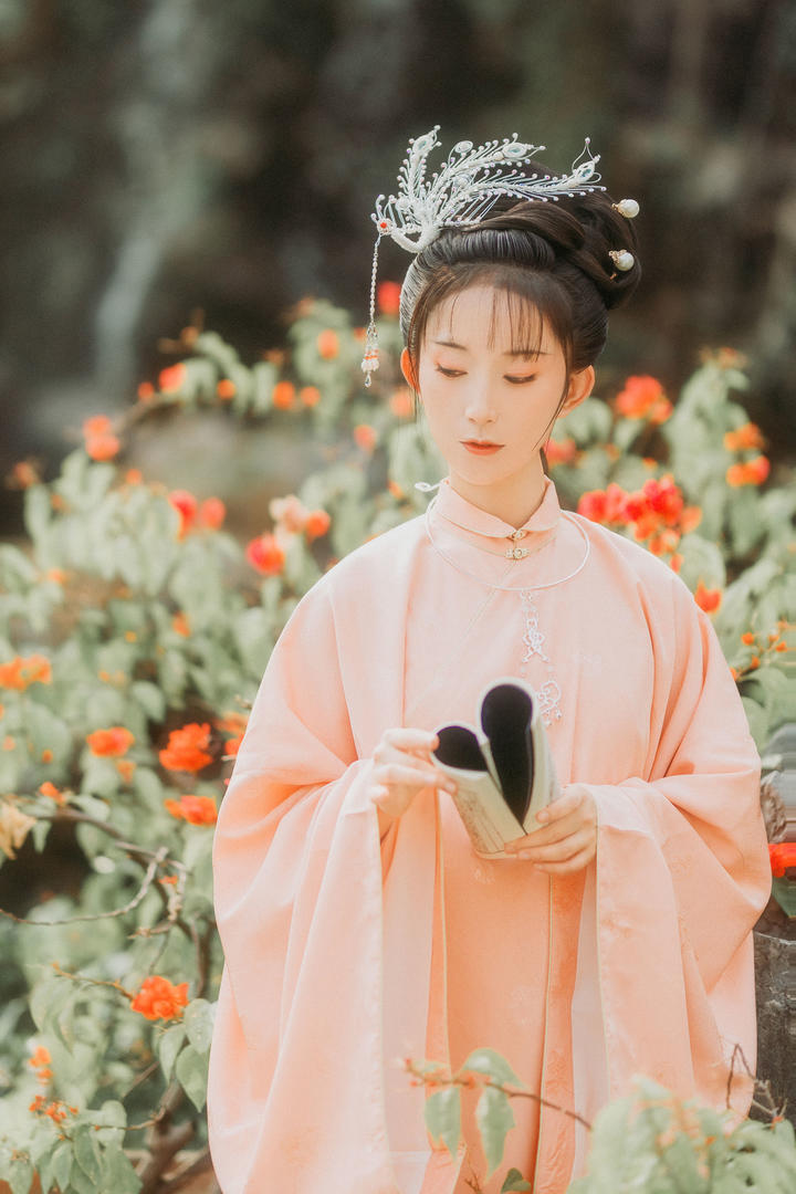 花园里看书的气质古装美女图片