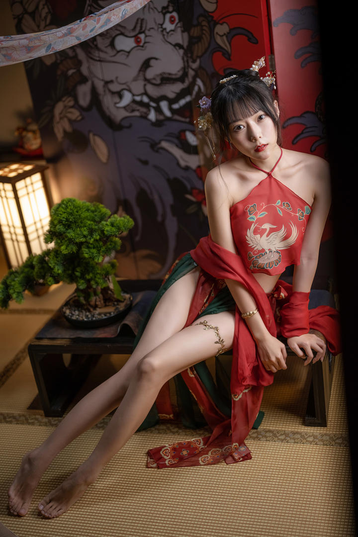穿红肚兜的中国古风美女人大胆体艺术性感写真套图