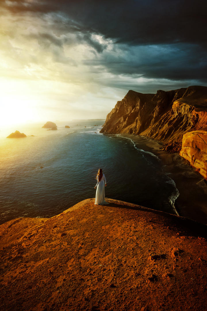 站在悬崖边的超清美女背影图片