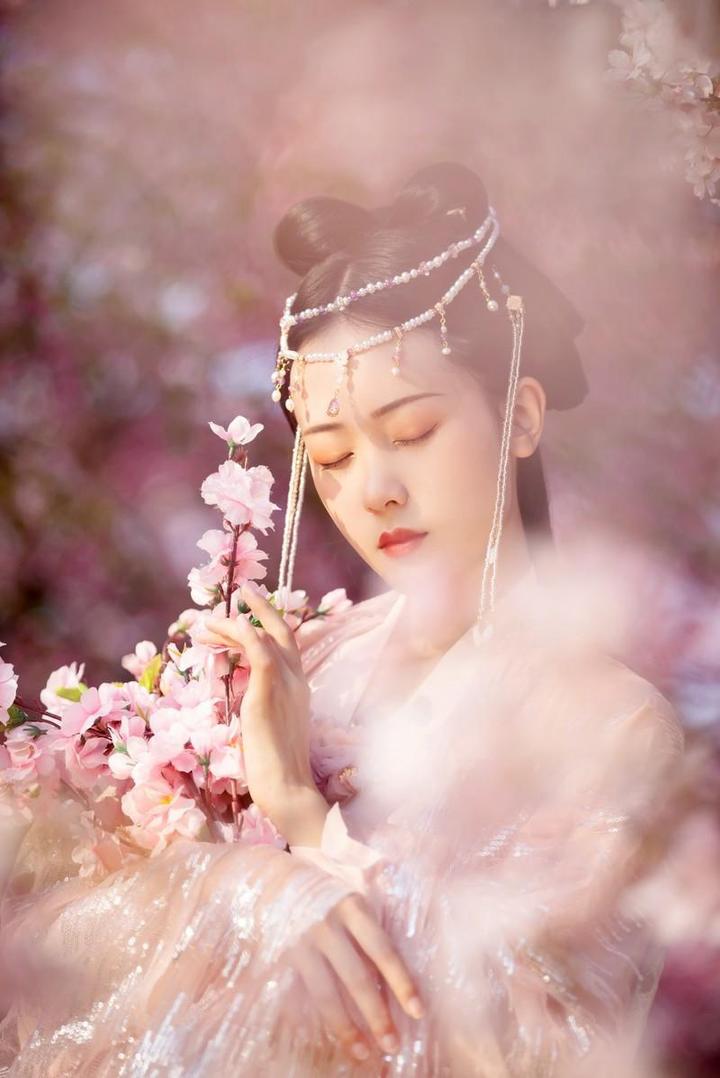 赏桃花的唯美古装美女艺术写真图片