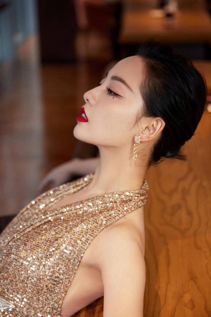 美女明星张嘉倪侧脸极品颜值优雅写真图片