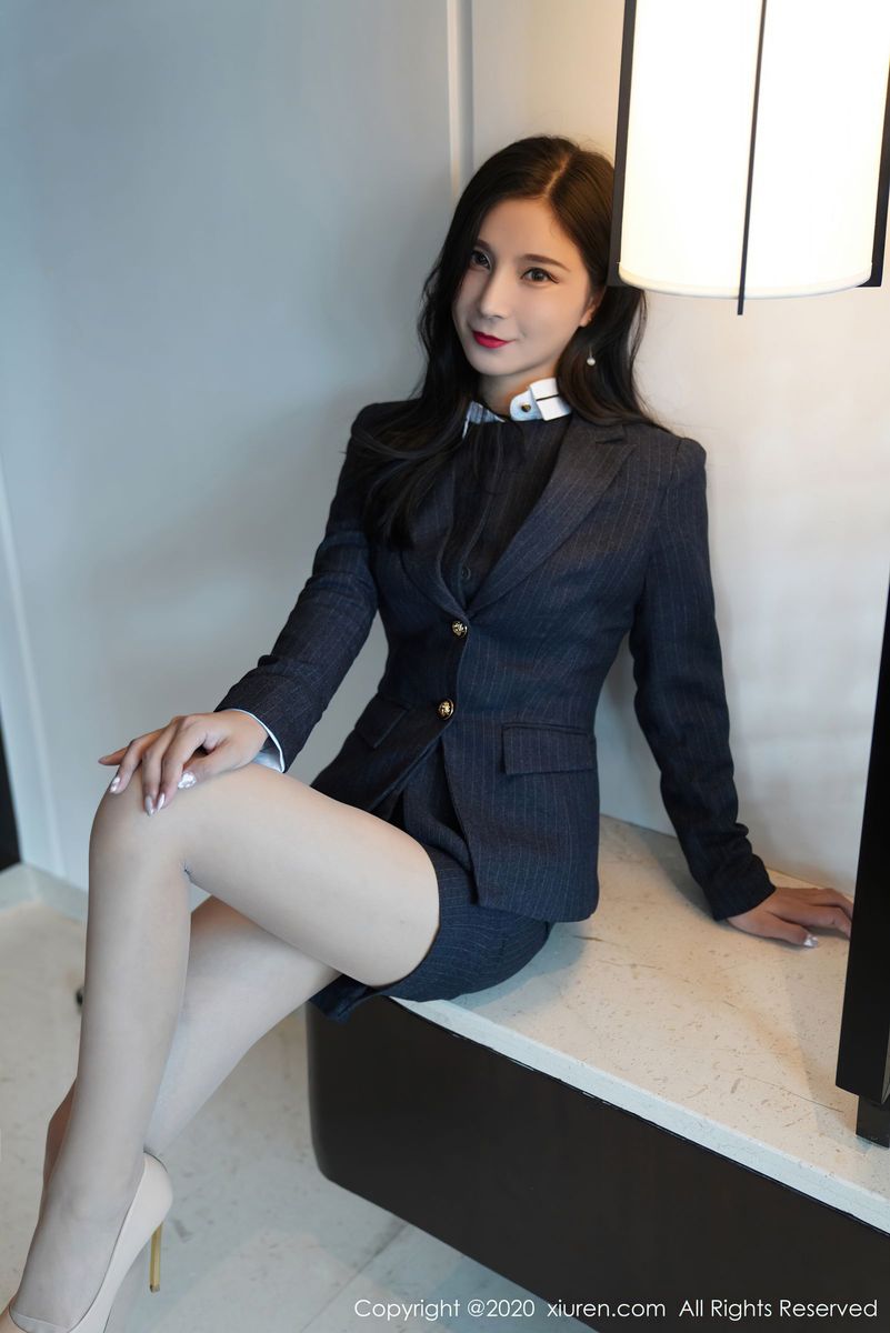 秀人网性感模特小蛮妖x白衬衫黑短裙职场OL制服系列写真