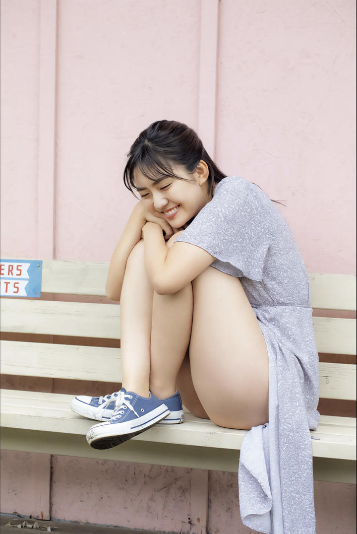 坐在长椅上的日本雪白大腿美女走光街拍图片大全