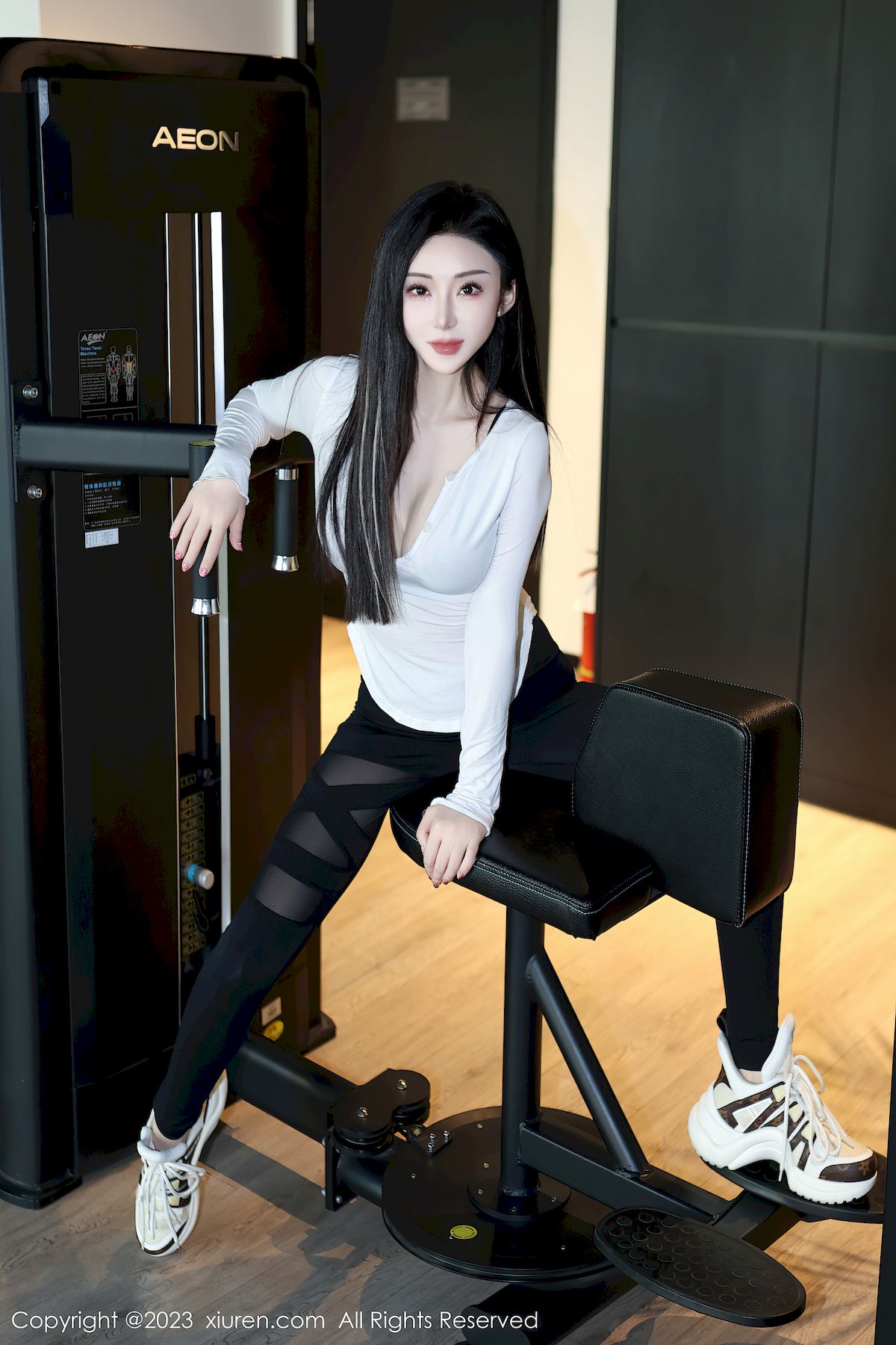 秀人网新人模特田兮白宽松上衣搭配黑色长裤性感写真