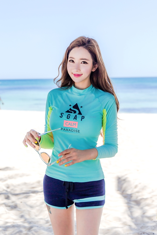 站在沙滩上的韩国极品美女李妍静图片