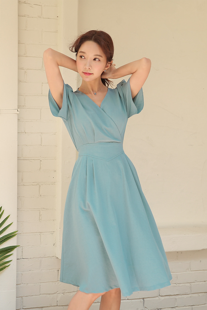 穿着青色连衣裙的韩国气质美女朴秀妍写真