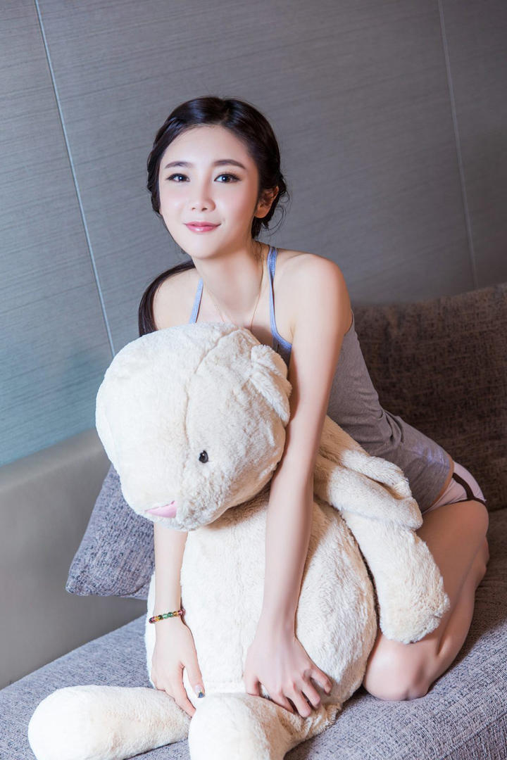 抱着娃娃熊的清纯美女写真