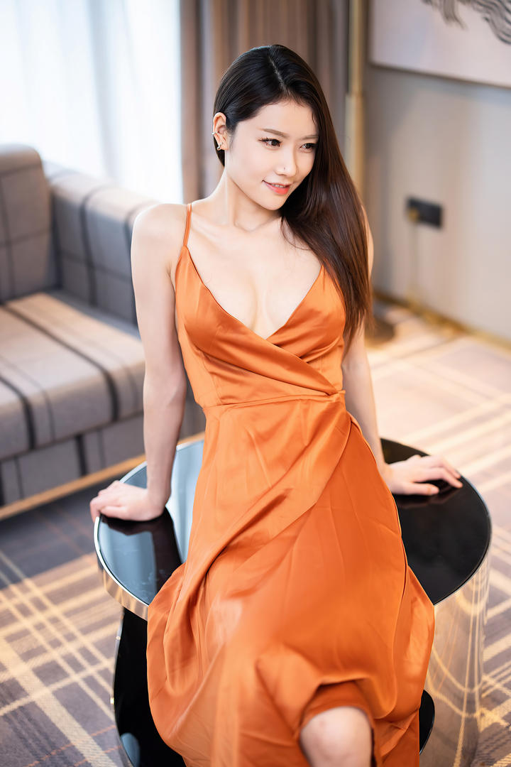 靠在桌子上的低胸晚礼服漂亮美女方子萱私拍自拍图片