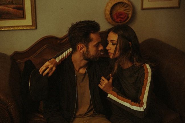 情侣亲密暧昧图片