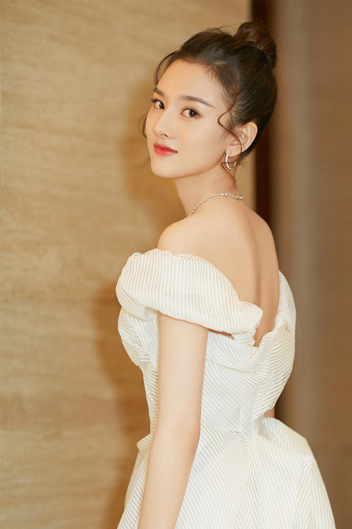 穿着白色晚礼服的气质美女明星宋祖儿写真图片