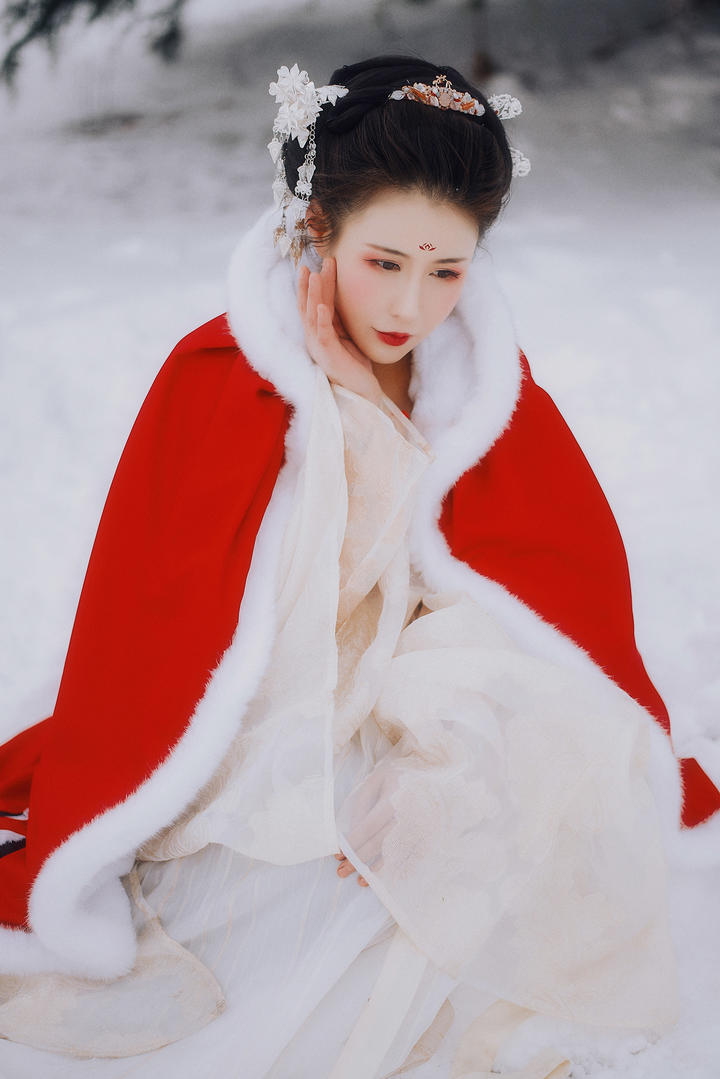 蹲在雪地里的超清古装美女特写图片