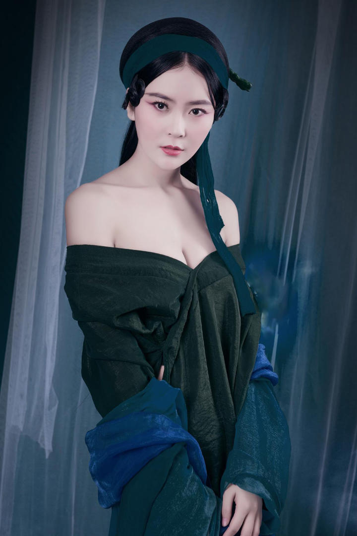 中国美女明星性感青蛇吴丹高清图片