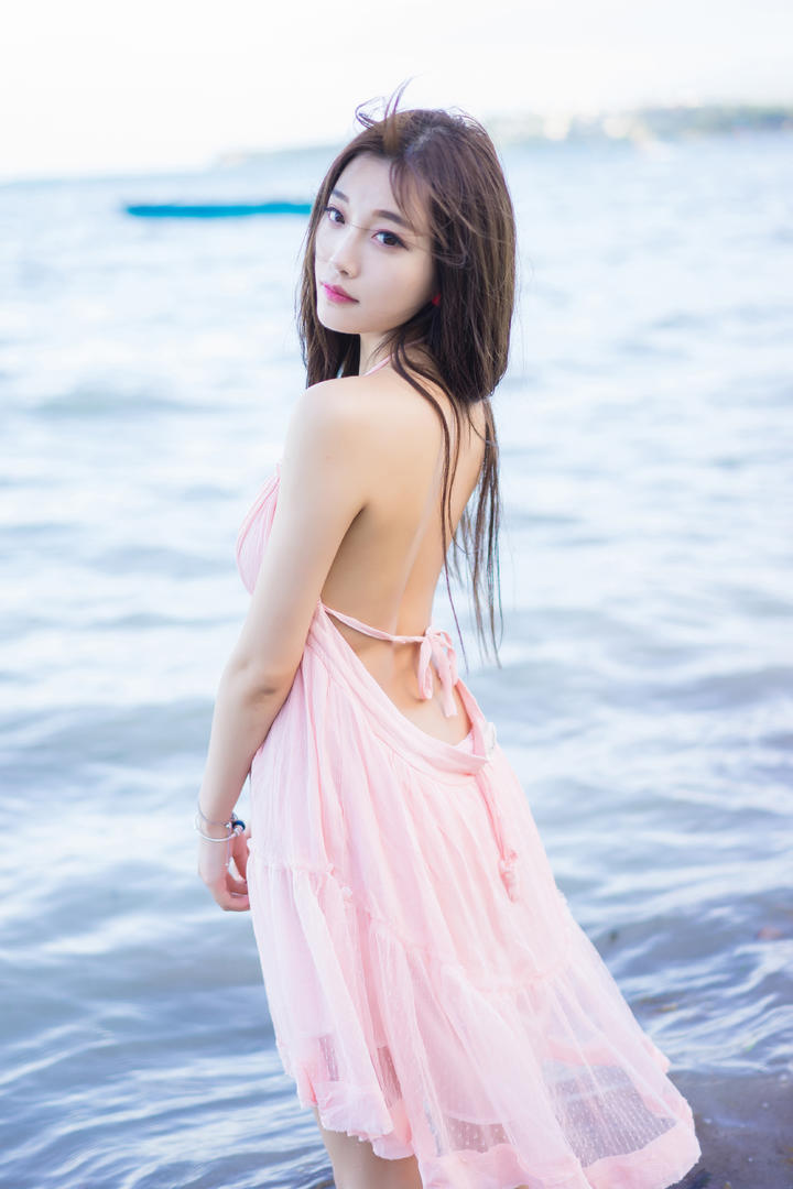 站在海边的高清清纯美女图片