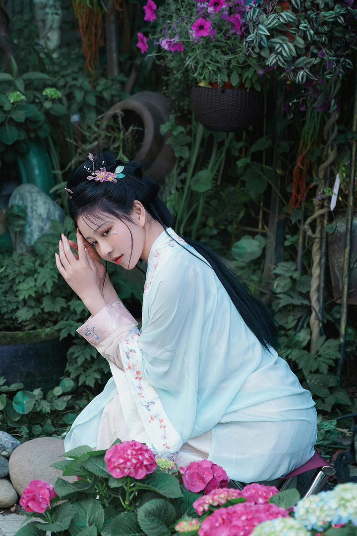 花园里的古装美女古风图片壁纸大全