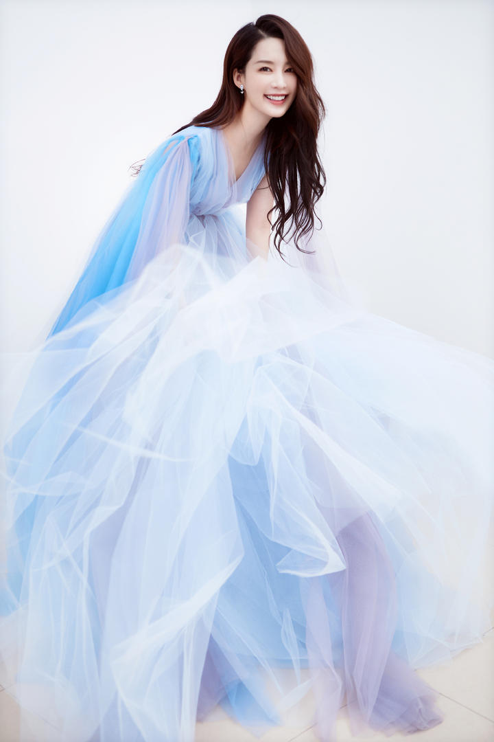 李沁蓝色纱裙性感写真图片