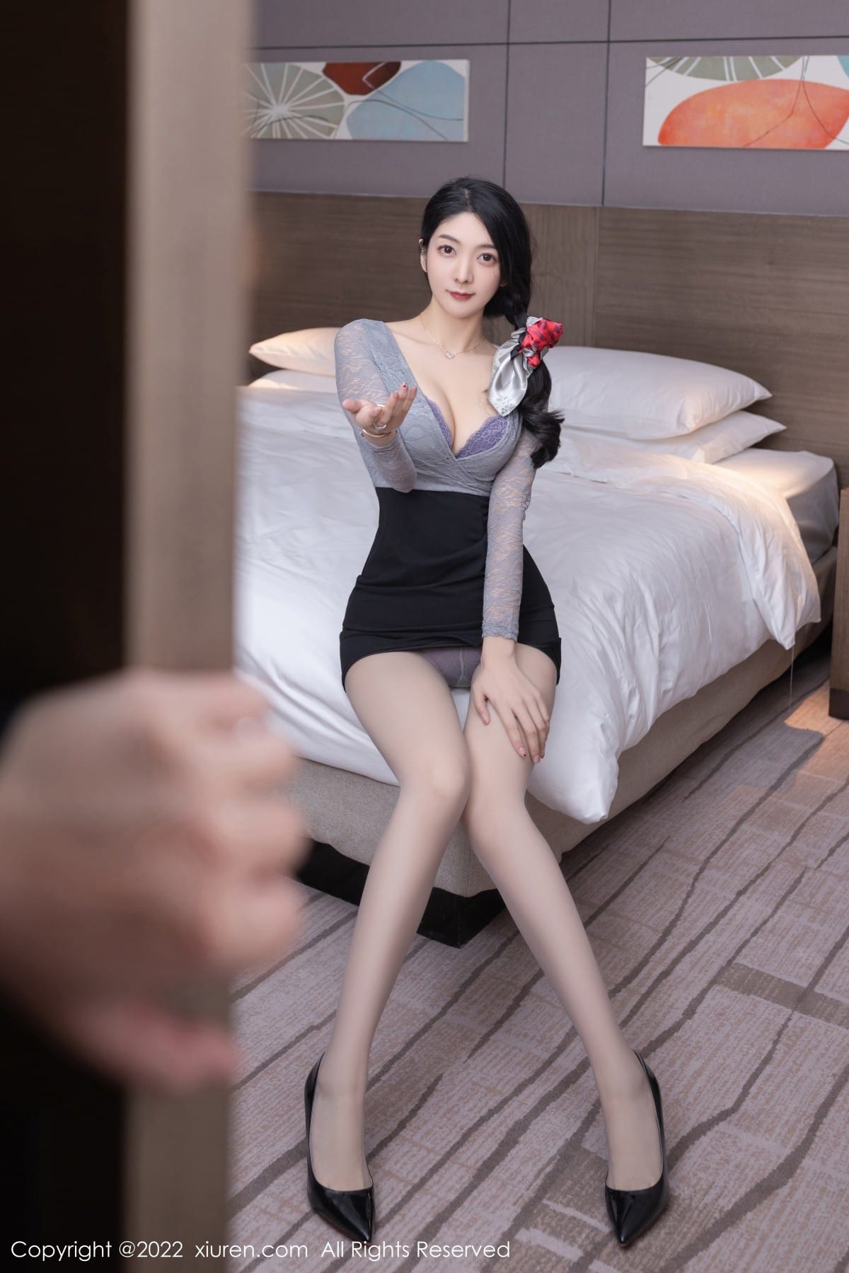 秀人网性感女神Angela小热巴灰色清透上衣搭配黑色短裙写真