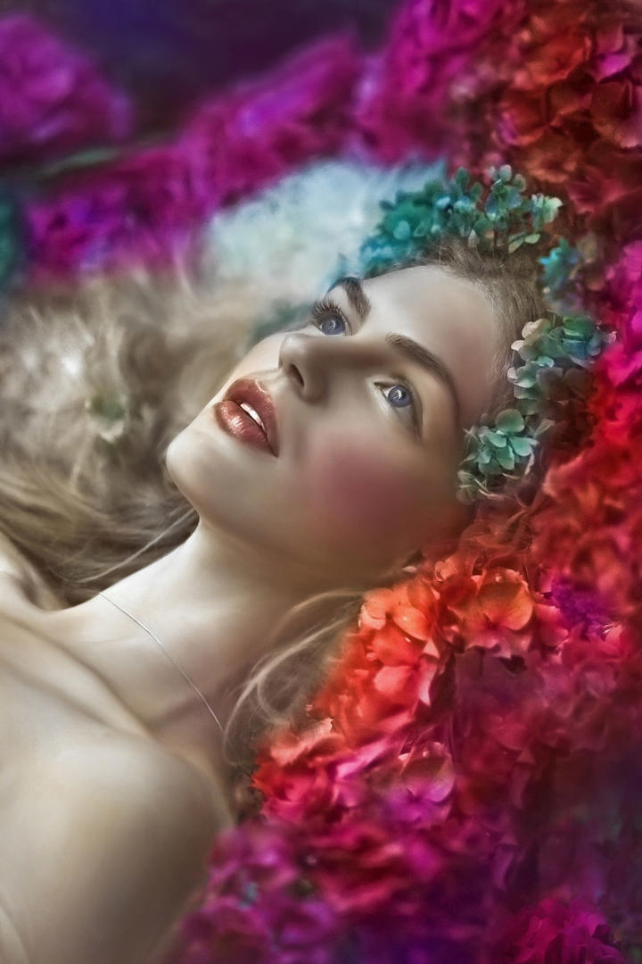 躺在花瓣上的欧美美女艺术人像摄影图片