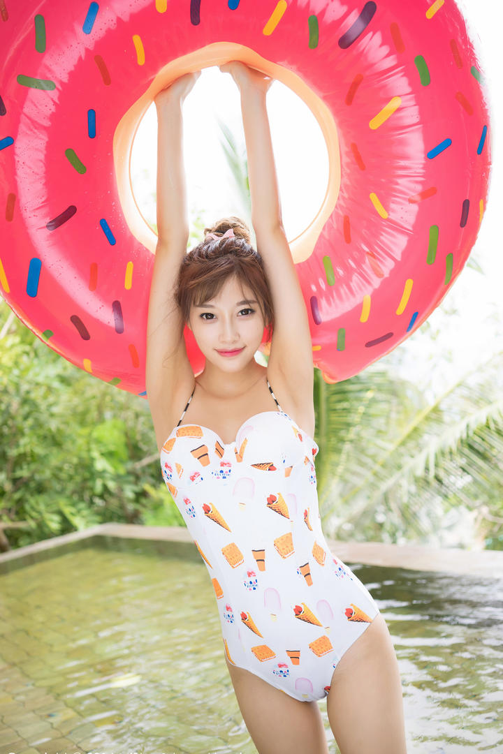 举着泳圈的极品泳装小美女