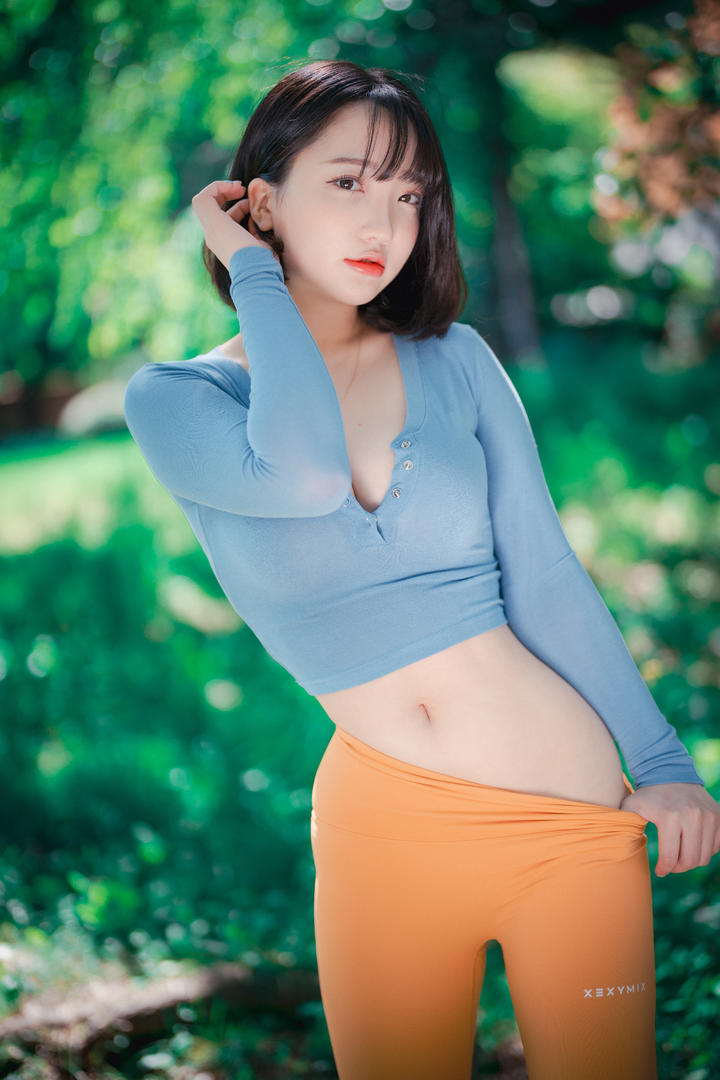迷人小蛮腰短发发型女图片