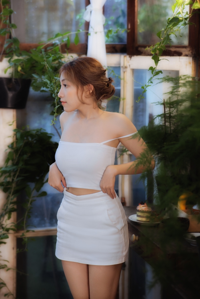 亚洲性感美女短裙诱惑人体摄影图片