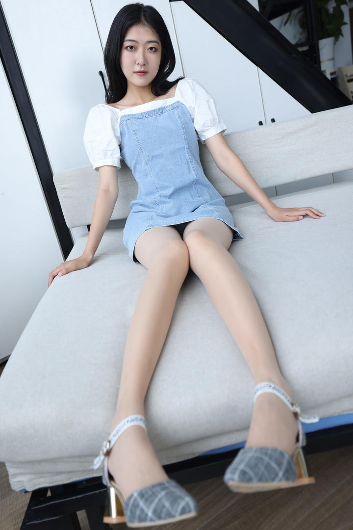 床上的高清素颜美女帆帆写真图片