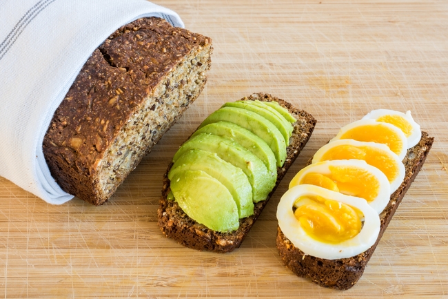 牛油果鸡蛋谷物面包早餐图片