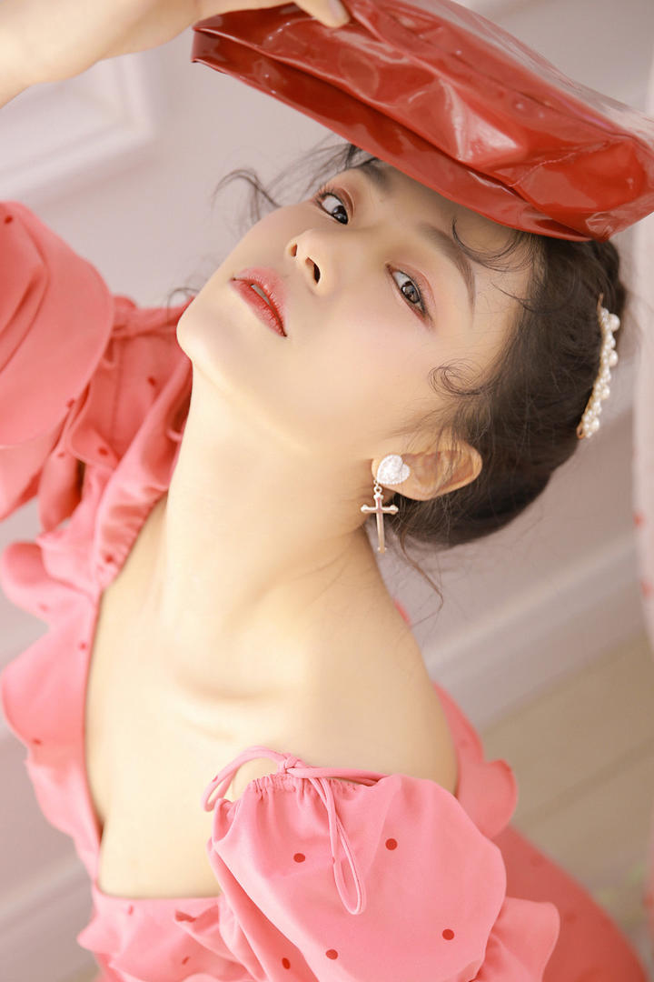 抬起头的白嫩美女校花头像女生简单气质