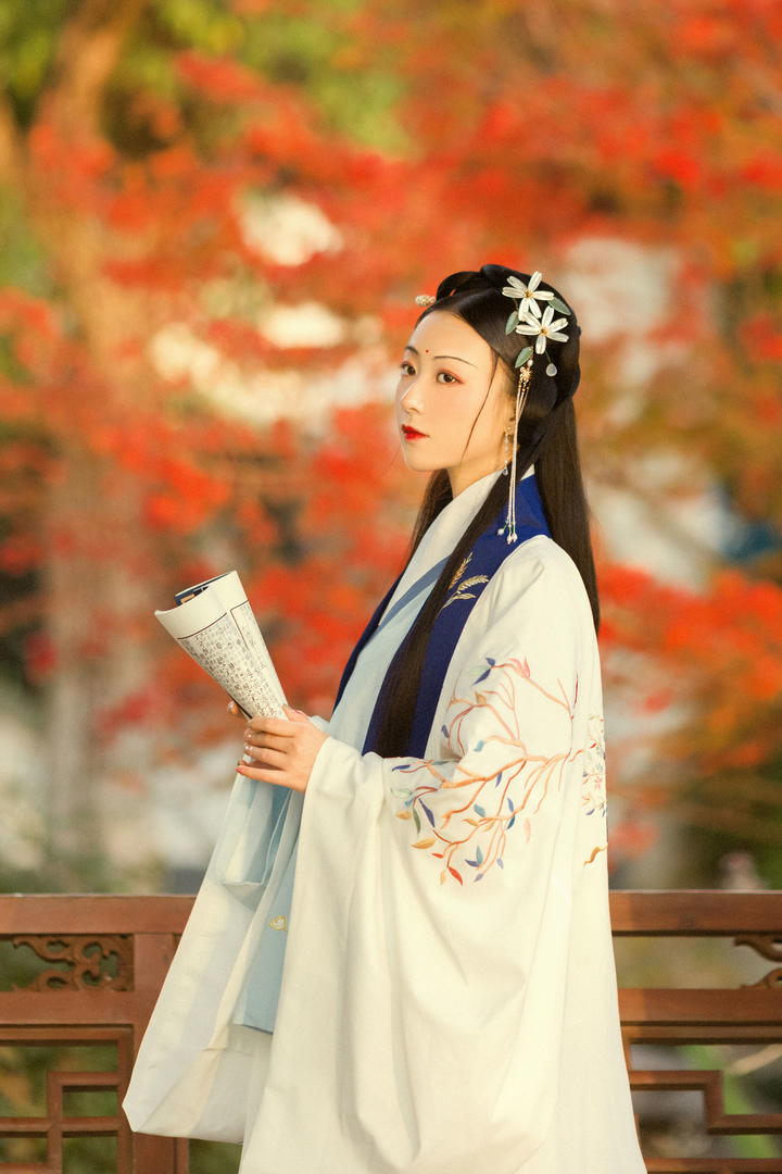 看书的唯美意境古装美女艺术写真图片
