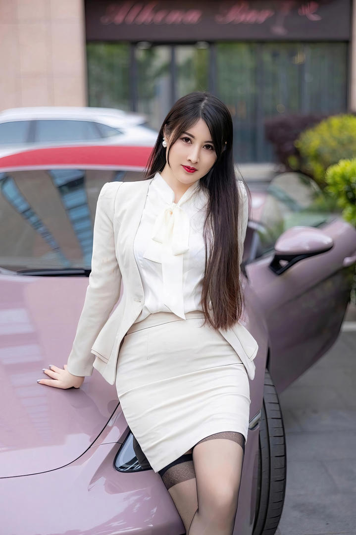 穿制服的气质美女车模诗诗高清美女写真套图